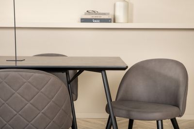 Venture Home Petra & Velvet Rektangulärt Matbord 190 x 90 Svart + 6 st Matstolar Grå