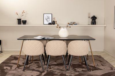 Venture Home Petra & Velvet Rektangulärt Matbord 190 x 90 Svart + 6 st Matstolar Beige