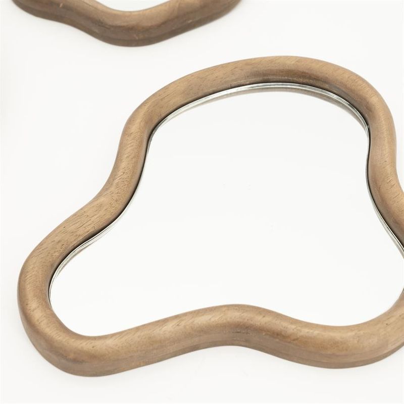 By Boo Akiro Brun Spegelset