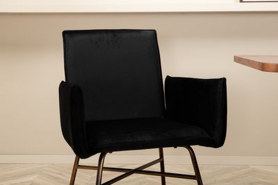 Venture Home Petra & Uno 4 st Matstolar Svart + Rektangulärt Matbord 200 x 90 Natur