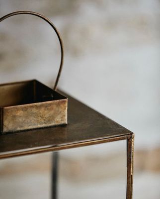 Nordal ANTIQUE Lykta med Platt Topp - Gyllene Yta