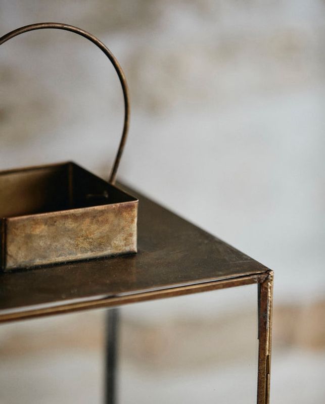 Nordal ANTIQUE Lykta med Platt Topp - Gyllene Yta