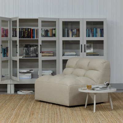 377074-Z-200181-M-01_SF_BL_Pepper_fauteuil_zand_Bonk_vitrinekast_Sasha_bijzet_VIERKANT