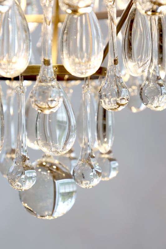 Chiq Antique Versailles Ljuskrona med droppformade glasprismor