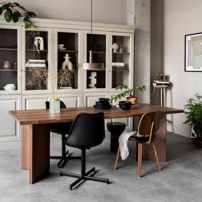 400462-DG-400461-DG-375157-N-375790-Z-377147-ZW-01_SF_VT_Chow_vitrinekast_Angle_eettafel_Flow_Classic_eetkamerstoel_VIERKANT