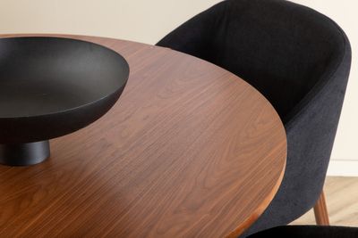 Venture Home Arch & Bianca 4 st Matstolar Svart + Runt Matbord ⌀110 Valnöt