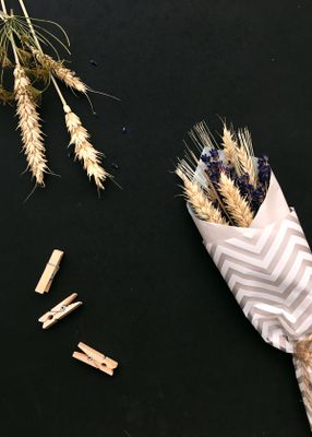 Venture Home Flowers on table Poster Svart