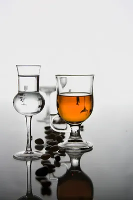 Ett elegant grappaglas fyllt med dryck, tillverkat av blyfri halvkristall med extra klarhet för att framhäva dryckens arom och utseende.