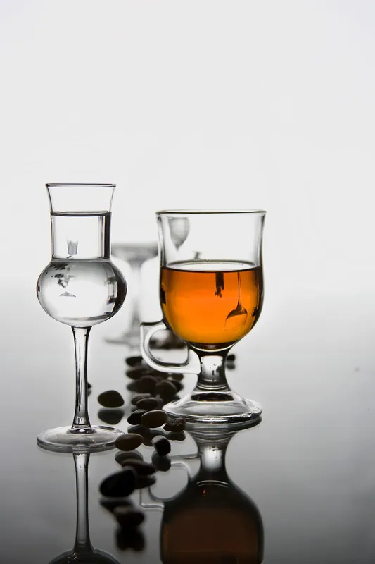 Ett elegant grappaglas fyllt med dryck, tillverkat av blyfri halvkristall med extra klarhet för att framhäva dryckens arom och utseende.
