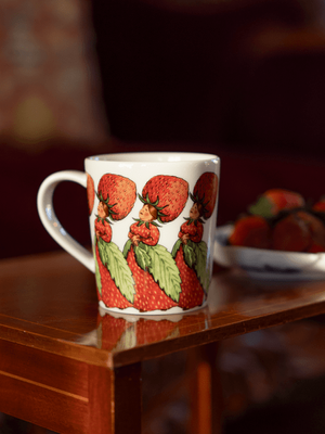 Design House Stockholm Elsa Beskow Mugg The Strawberry Family 40 cl med öra