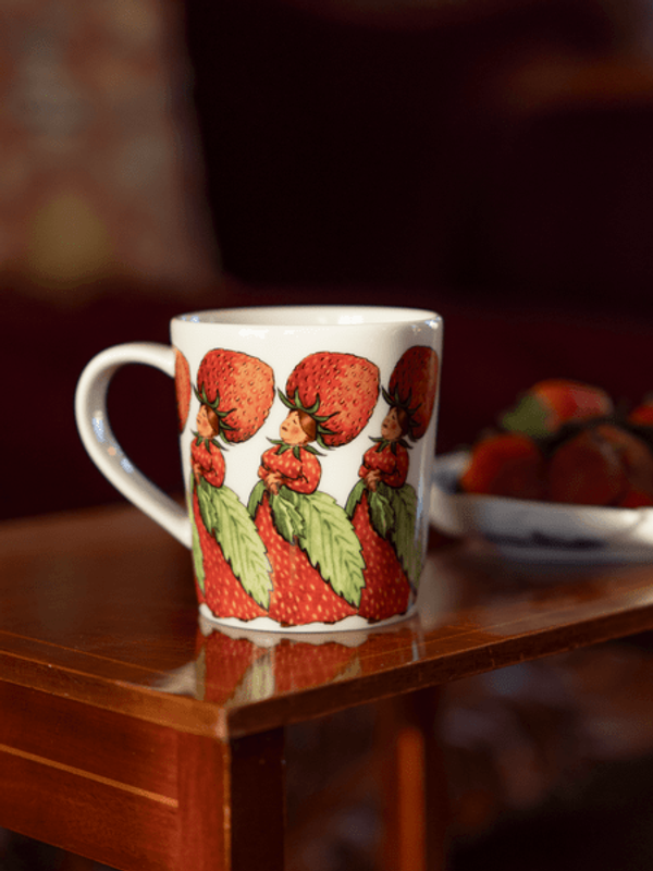Design House Stockholm Elsa Beskow Mugg The Strawberry Family 40 cl med öra