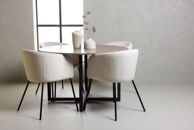 Venture Home Berit & Durango 4 st Matstolar Beige + Runt Matbord ⌀120 Valnöt