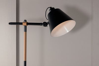 Venture Home Skott Belysning – Svart Lampa med Trädetaljer