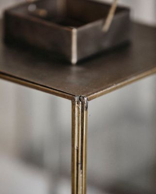 Nordal ANTIQUE Lykta med Platt Topp - Gyllene Yta