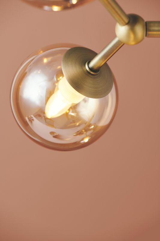 Halo Design ATOM Vertical Pendellampa Amber, Antik mässing Ø31 cm