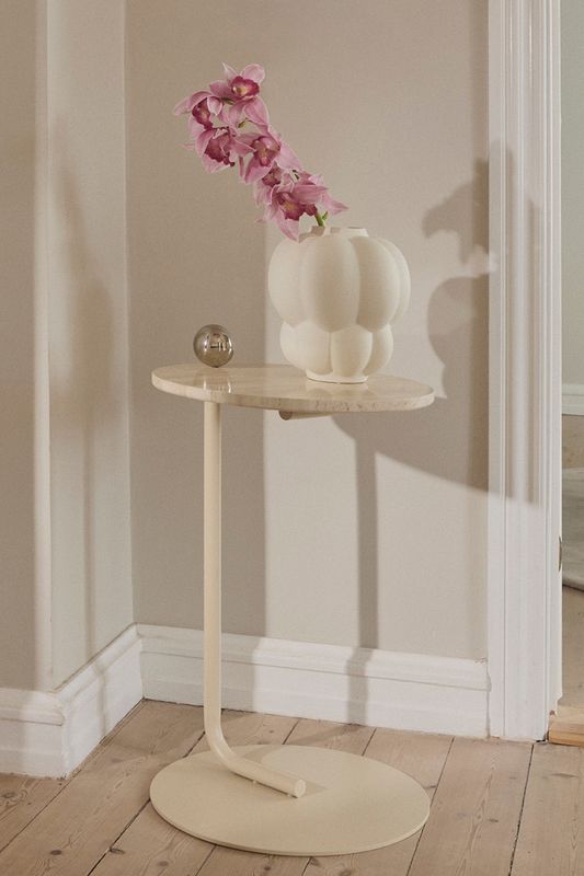 AYTM Castellum Sidobord Light Sand, Travertin Ø40 cm