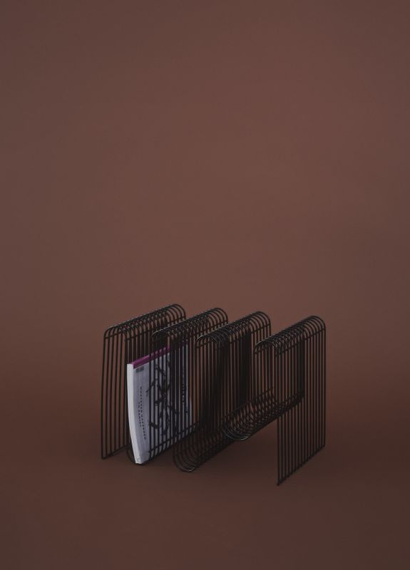 AYTM Curva magasinholder Svart 40.5x30.3 cm