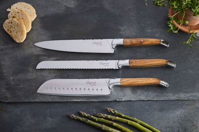 Laguiole By Hâws kockknivset med 3 knivar i olivträ och skärbräda i bambu