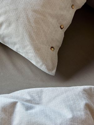 Høie Balder påslakanset valnöt 150x210 cm 2 delar