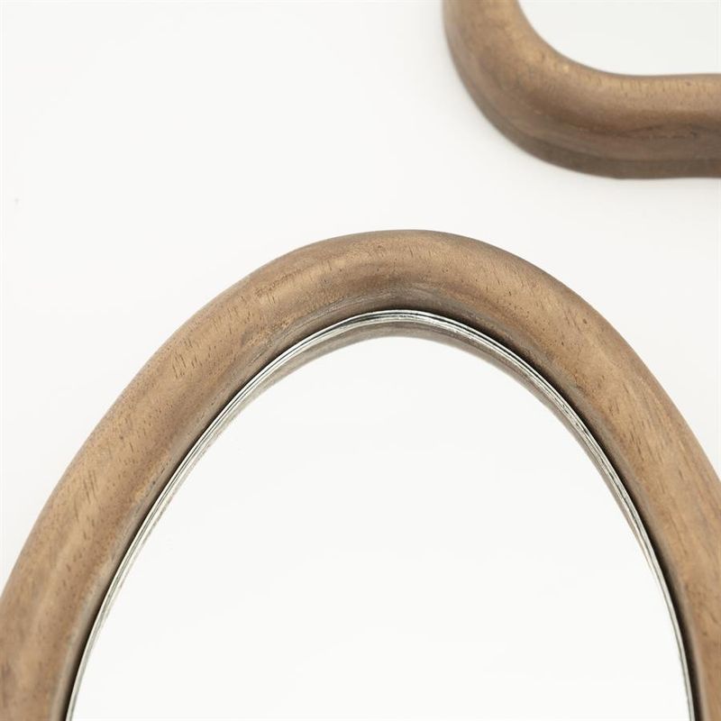 By Boo Akiro Brun Spegelset