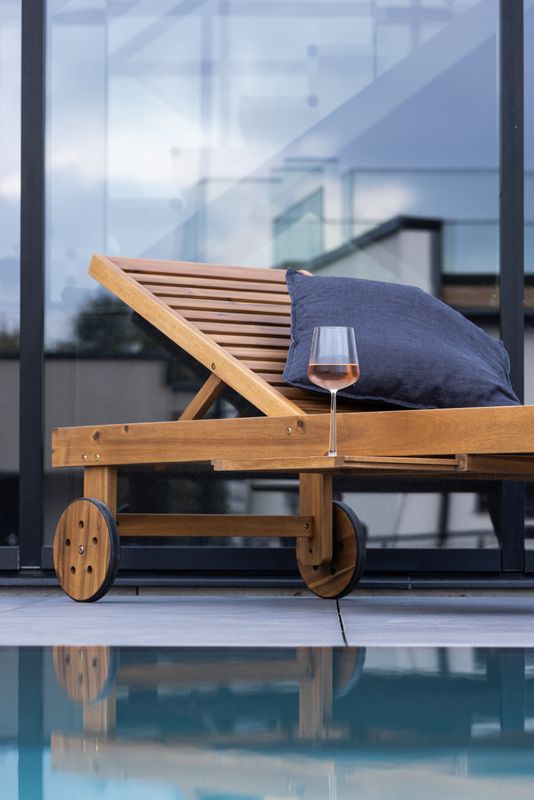 Venture Home Luzon Solstol