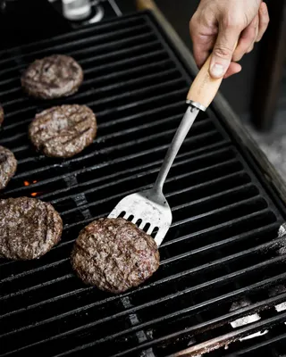 De Buyer B Bois stekspade perforerad trähandtag Rostfritt stål