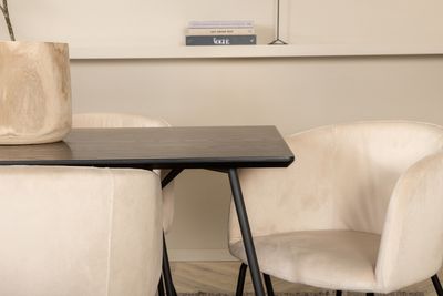 Venture Home Berit & Petra 6 st Matstolar Beige + Rektangulärt Matbord 190 x 90 Svart