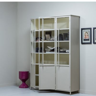 WOOOD Exhibit XL 3-Dörrars Vitrinskåp i Metall, Sand