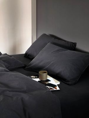 Høie Frøya påslakanset dämpad svart 150x210 cm 2 delar