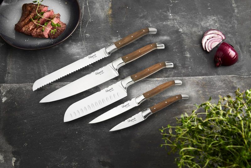 Laguiole By Hâws knivset med 5 knivar: brödkniv, kockkniv, örtkniv, santokukniv och grönsakskniv, handtag i olivträ