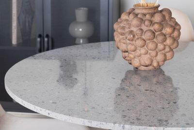 Venture Home Razzia & Polar Runt Matbord ⌀106 Grå + 4 st Matstolar Beige