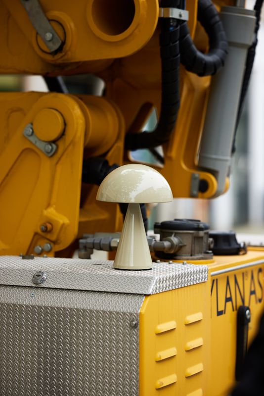 Hübsch Mush Bärbar Lampa Ljus Sand