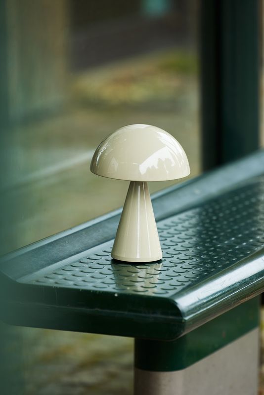 Hübsch Mush Bärbar Lampa Ljus Sand