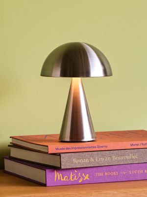 Hübsch Mush Bärbar Lampa Nickel