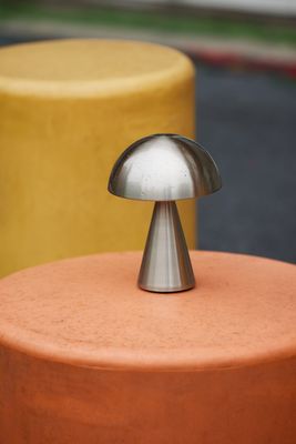 Hübsch Mush Bärbar Lampa Nickel