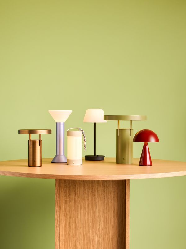 Hübsch Salon Bärbar Lampa Svart