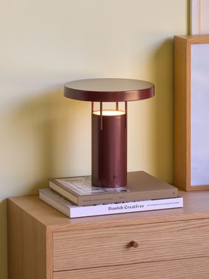 Hübsch BringMe Bärbar Lampa Metallisk Vinröd