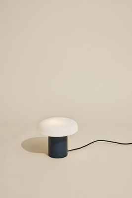 Hübsch Ateliers Bordslampa Mörkblå/Vit