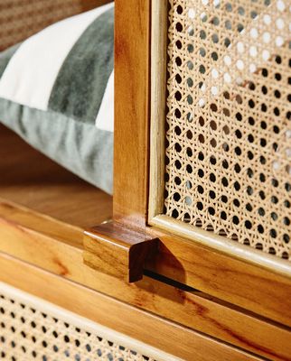 Nordal MERGE Skåp i Naturlig Teak med Rotting