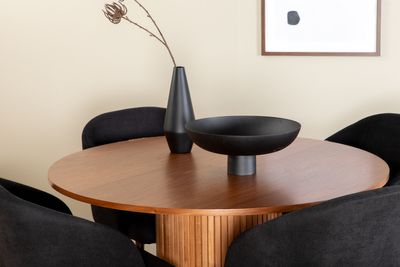 Venture Home Arch & Bianca 4 st Matstolar Svart + Runt Matbord ⌀110 Valnöt