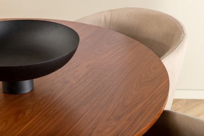 Venture Home Berit & Bianca 4 st Matstolar Beige + Runt Matbord ⌀110 Valnöt