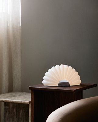 Nordal CHIA bordslampa med kromdetalj - vit