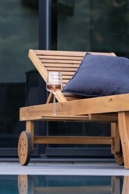 Venture Home Luzon Solstol