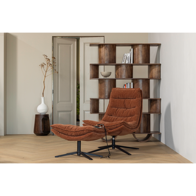 377553-B-377508-W-01_SF_WP_Sinne_boekenkast_hout_walnoot_180x130cm_Kube_draaifauteuil_met_hocker_bruin