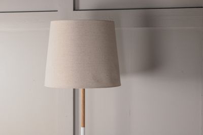 Venture Home Hattman Golvlampa med Avlastningsyta