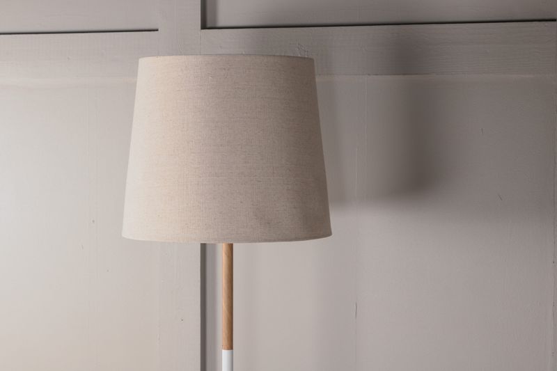 Venture Home Hattman Golvlampa med Avlastningsyta