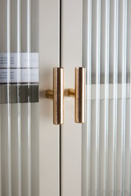 Venture Home Garis skåp i beige med glasdörrar