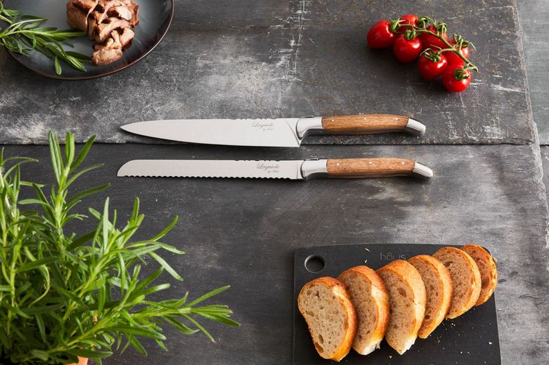 Laguiole By Hâws kockkniv och brödkniv, handtag i ekträ