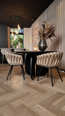 Homerebels Matstol Sand – Sammet & flätad rygg