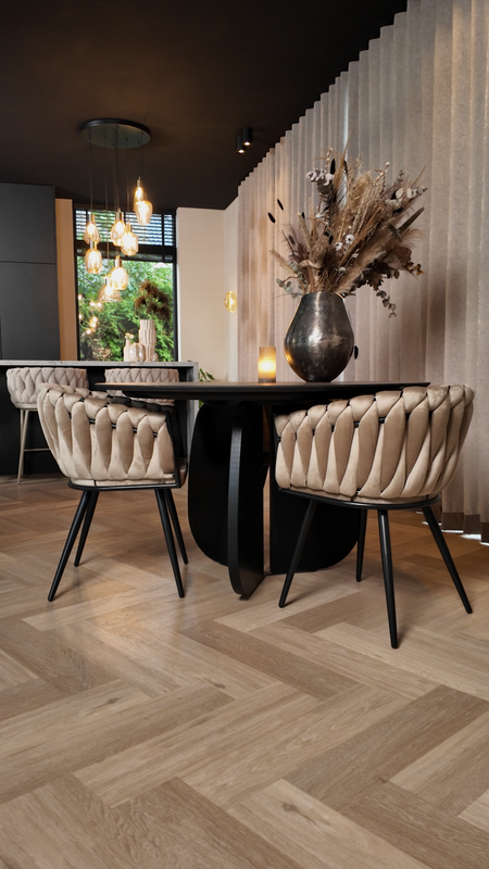 Homerebels Matstol Sand – Sammet & flätad rygg